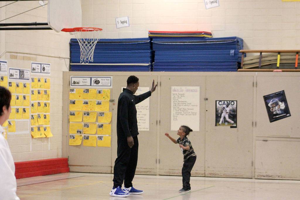 Federal Way basketball reads “Pete the Cat” at Adelaide