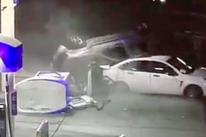 WATCH: SUV crashes into Federal Way gas station