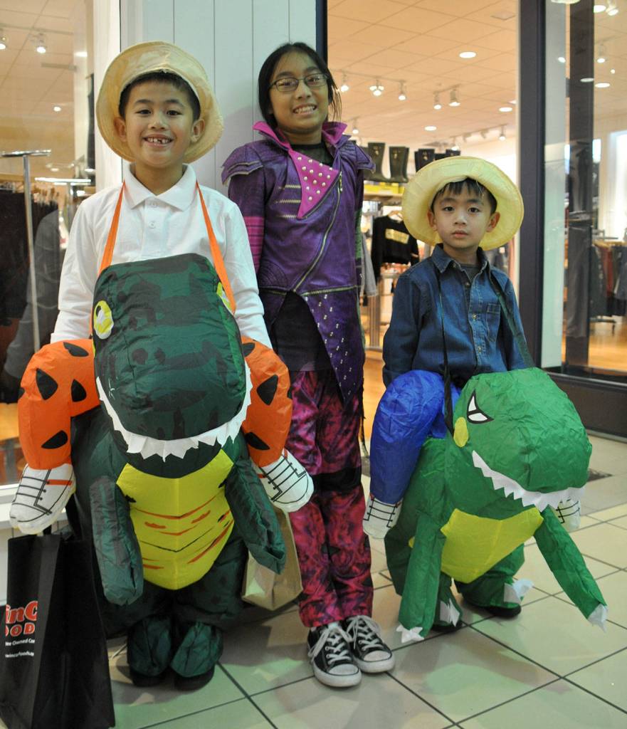 From left, Makaio Vivar, 7, Aizalynn Guillermo, 10, and Geryson Vivar, 4, trick or treat at The Commons on Tuesday night. HEIDI SANDERS, the Mirror