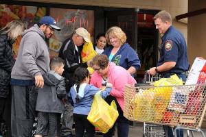 Federal Way helps fill Multi-Service Center food shelves