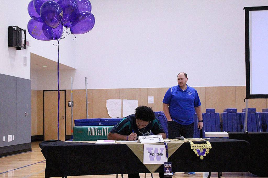 Alphonzo Tuputala signs to play for the University of Washington. Olivia Sullivan/staff photo