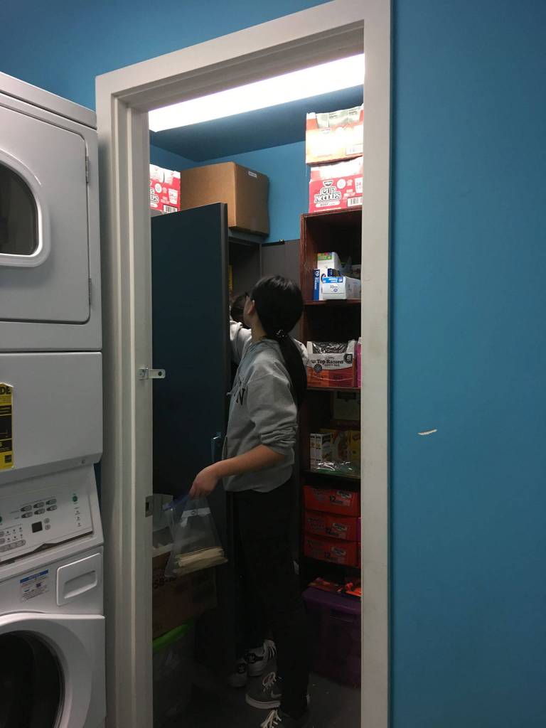 Youth volunteers clean up Federal Way Day Center