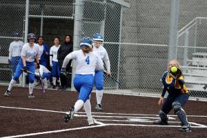 Federal Way softball clings to league lead