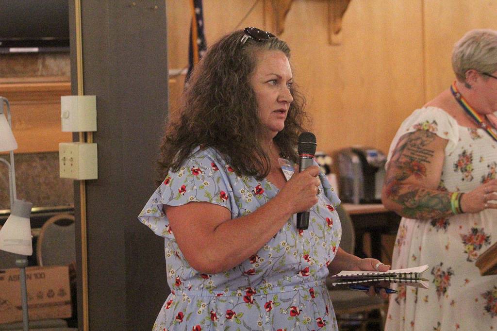 Christi Keith speaks at Wednesdays meeting in support of the organizations censuring of Edwards. Olivia Sullivan/staff photo