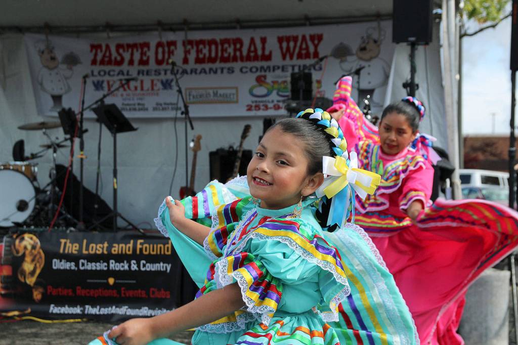 Live entertainment included performances by Folklore Mexicano Tonantzin.