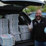 Federal Way Young Life Area Director Todd Zern gives Dominos Pizza two thumbs up on May 4. Olivia Sullivan/staff photo