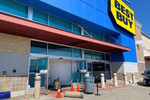 Multiple Federal Way stores hit by looters