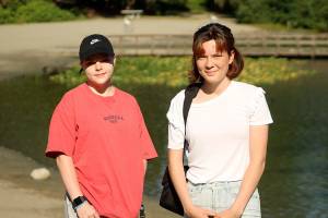 Hometown Heroes: Local students offer to take free senior photos due to pandemic