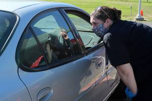 A student places their hand on the car window while talking to third grade teacher Nichole Rutherford at a supplies pick-up day at Lakeland Elementary on Sept. 3. Olivia Sullivan/the Mirror