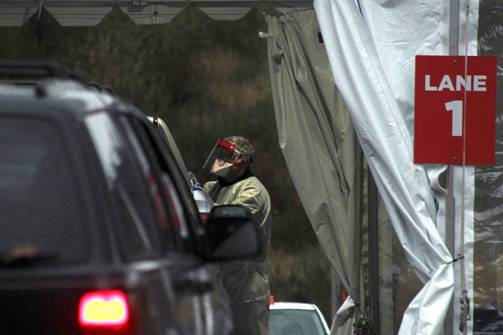 Cars line up to enter the first tent at Federal Ways testing site on Nov. 18. Olivia Sullivan/the Mirror