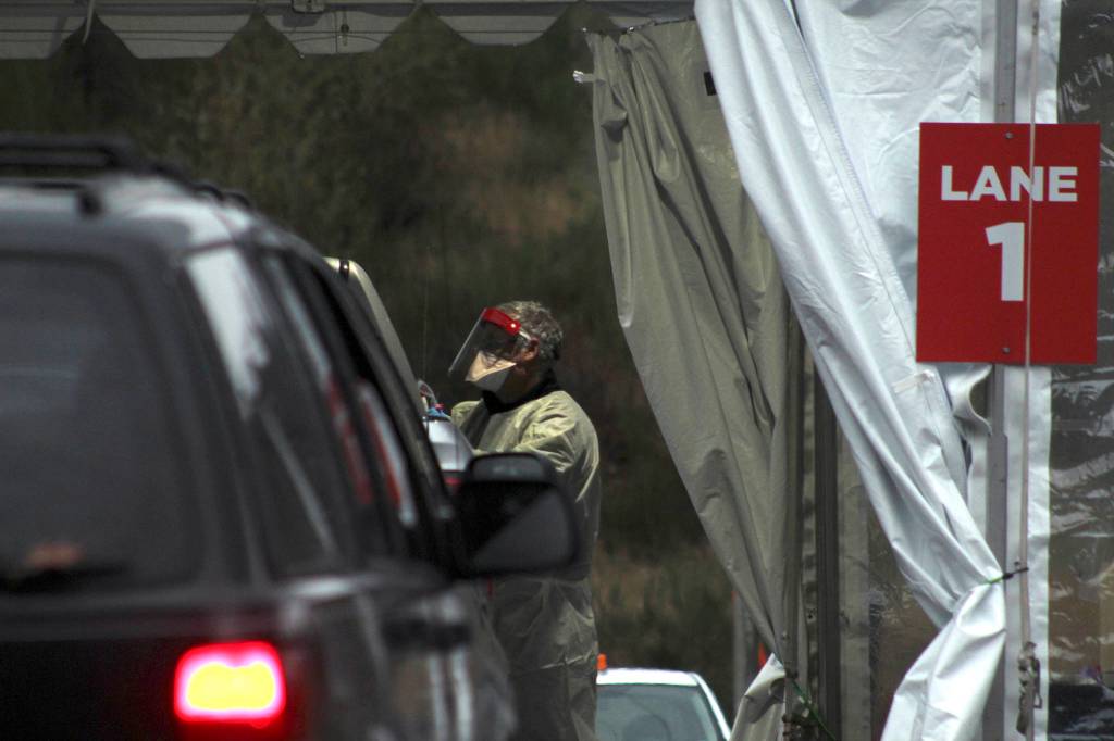 Cars line up to enter the first tent at Federal Ways testing site on Nov. 18. Olivia Sullivan/the Mirror