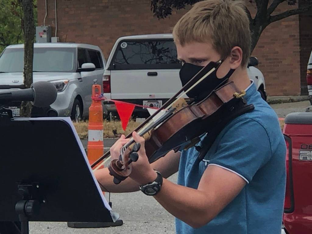 Cadence Reas performs Aug. 7 at the Federal Way Farmers Market. Photo by Andy Hobbs/Federal Way Mirror