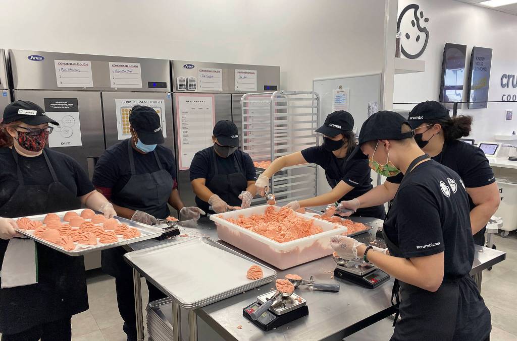 Crumbl Cookies employees making cookies on Oct. 5. Olivia Sullivan/the Mirror