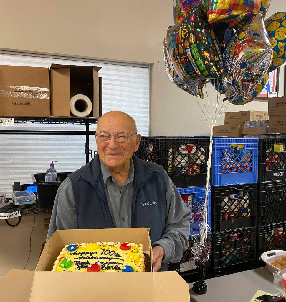 Olivia Sullivan/the Mirror
Hank Lazzar holds his 100th birthday cake.