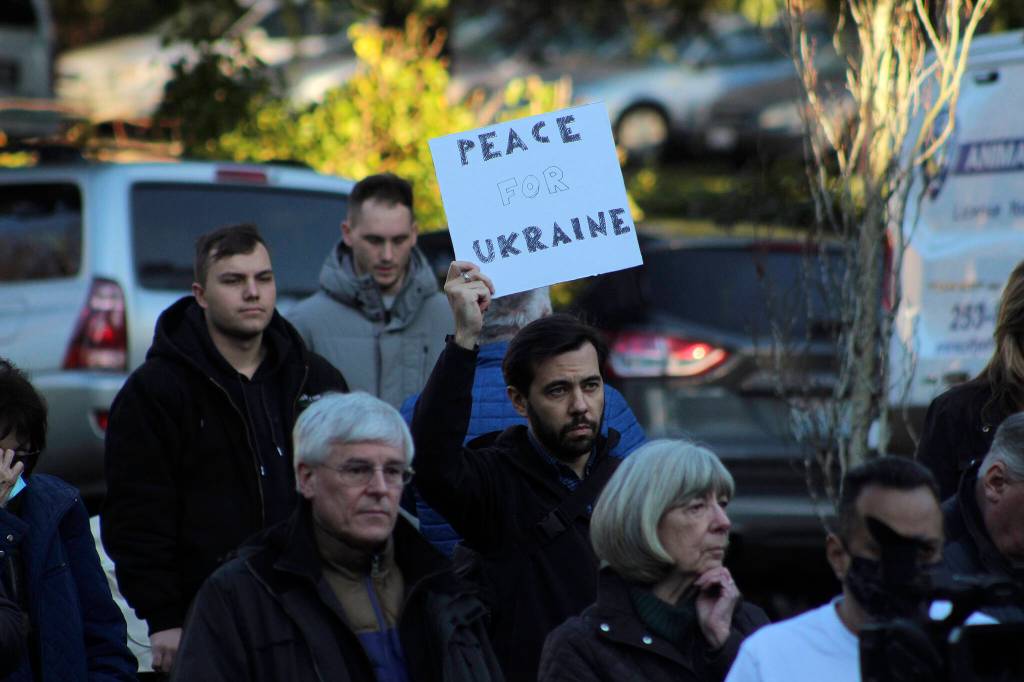 Igor Soloydenko, who said he identifies as Russian, holds a sign urging Peace for Ukraine. Soloydenko said … theres just so much shame. I feel helpless in the way I cannot change anything in my home country. It was unimaginable that Russia would do such a thing. Olivia Sullivan/the Mirror
