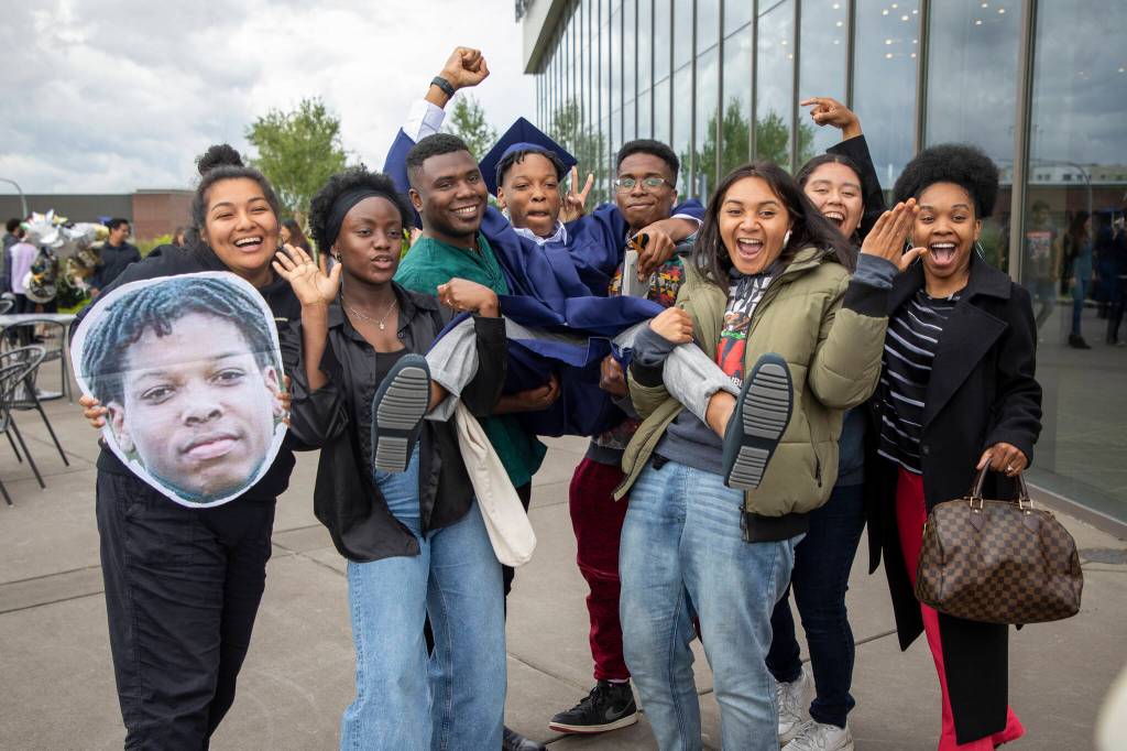An Internet Academy graduate celebrates with friends. Photo courtesy of Federal Way Public Schools