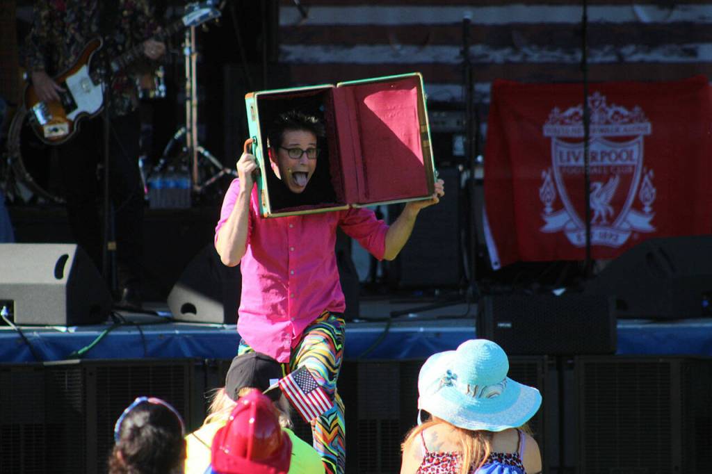Magician and comedian Alex Zerbe performs for the crowd on July 4. Olivia Sullivan/the Mirror