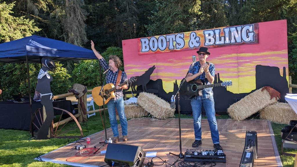 Craig Morrison and Lyle Ronglien play "Sweet Home Alabama" at FUSION Art Event August 3. Photo by Sarah Fox.