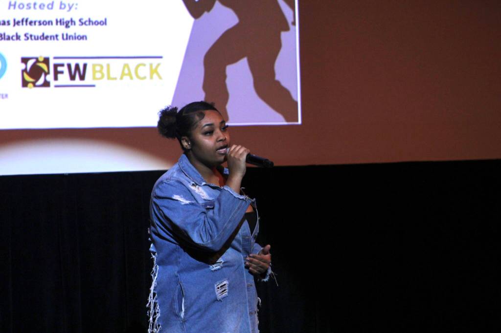 TahJae Shante sings at the benefit concert on Nov. 19. Olivia Sullivan/the Mirror