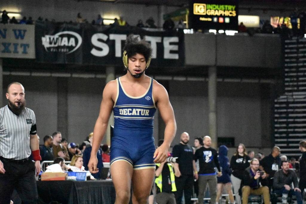 Nehemiah Washington walks his way back to the middle after pinning his opponent. Ben Ray / The Mirror