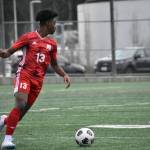 Senior Arnel Mea looks for a teammate to pass to. Ben Ray / The Mirror