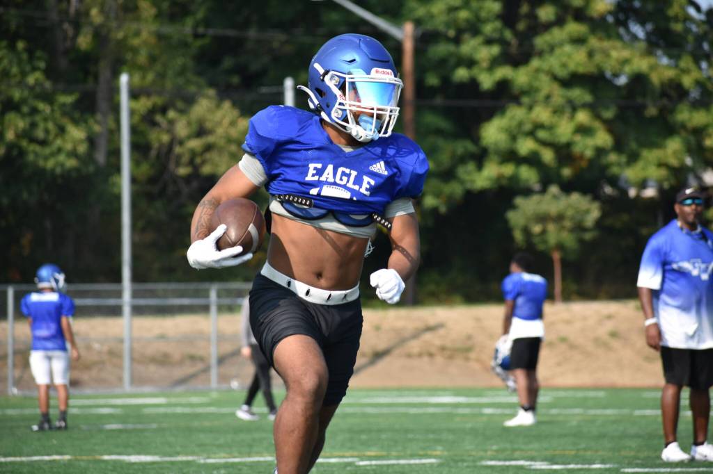 Ben Ray / The Mirror
Federal Way running back flexes his muscles during practice.