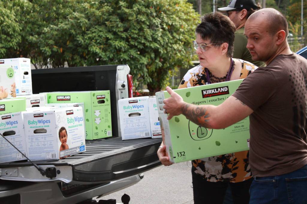 Photo by Keelin Everly-Lang / The Mirror
Alicia Tomlan and Officer Michael James of The Federal Way Police Officers Guild.