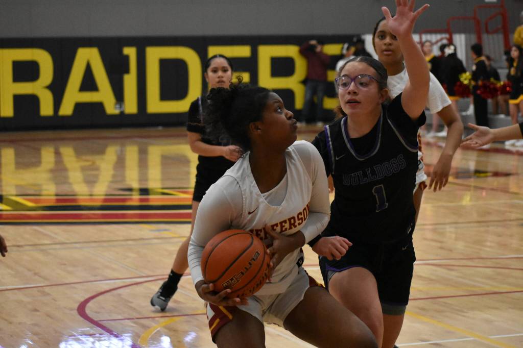Fatuma Mohamed looks to shoot in the third quarter. Ben Ray / The Mirror