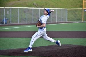 Luke Koenig pitches against Mount Rainier at Federal Way High School. Ben Ray / The Mirror