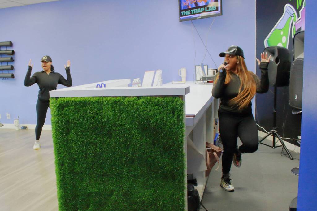 Co-founder Icea Pettigrew cheers the class on and hypes them up from the front of the room during the Tuesday night class at the Trap Lab. Photo by Keelin Everly-Lang / the Mirror.