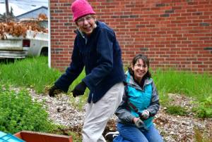 The South King Tool Library Rain Garden Work Party and Volunteer Appreciation was held Friday and Saturday (May 24-25), dodging wind and rain. Volunteers were happy with goodies such as oatmeal and fruit cookies, Earl Grey tea cupcakes, homemade breads and more. Photos by Bruce Honda