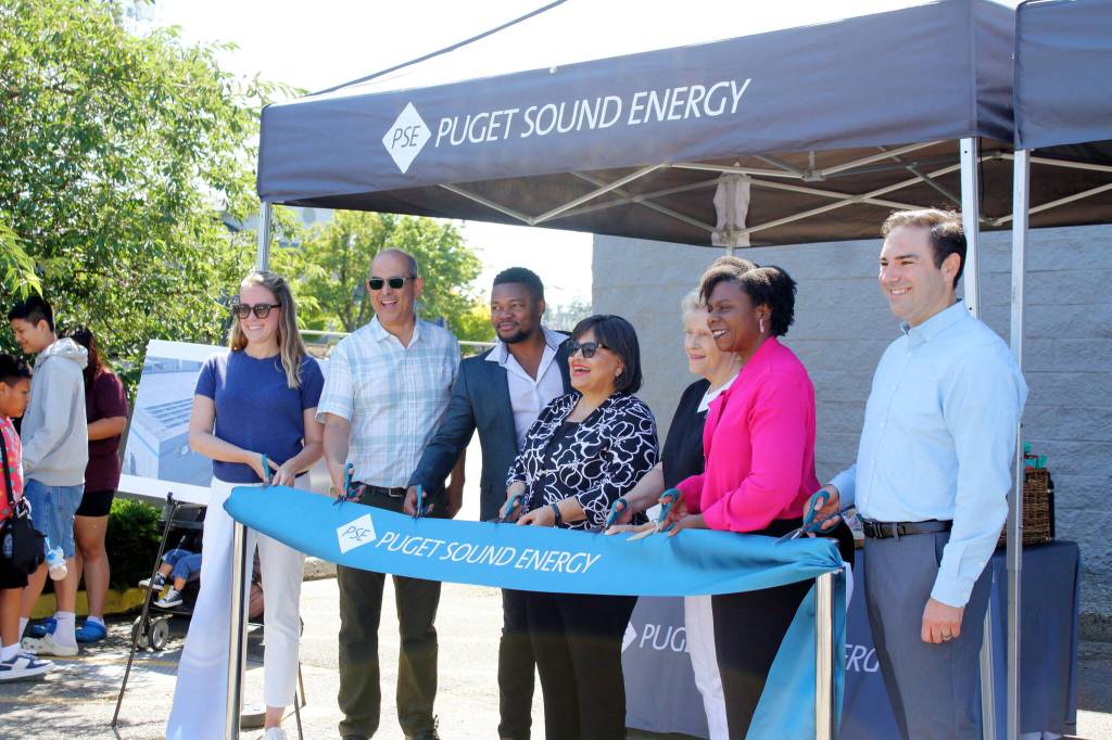 Mackenzie Martin, Miguel Maestas, Edwin Wanji, Estela Ortega, Jamila Taylor and John Mannetti cut the ribbon for the new solar panels at the El Centro Skate Rink. Photo by Keelin Everly-Lang / the Mirror