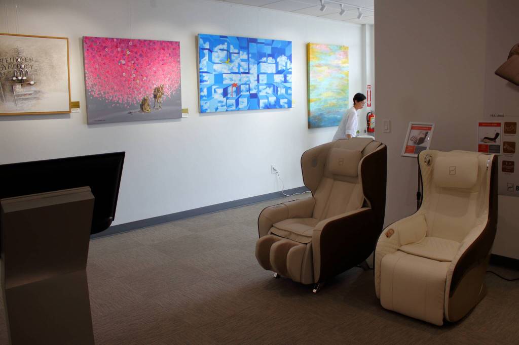 Photo by Keelin Everly-Lang / the Mirror 
Visitors trying out the massage chairs can enjoy paintings while they shop.