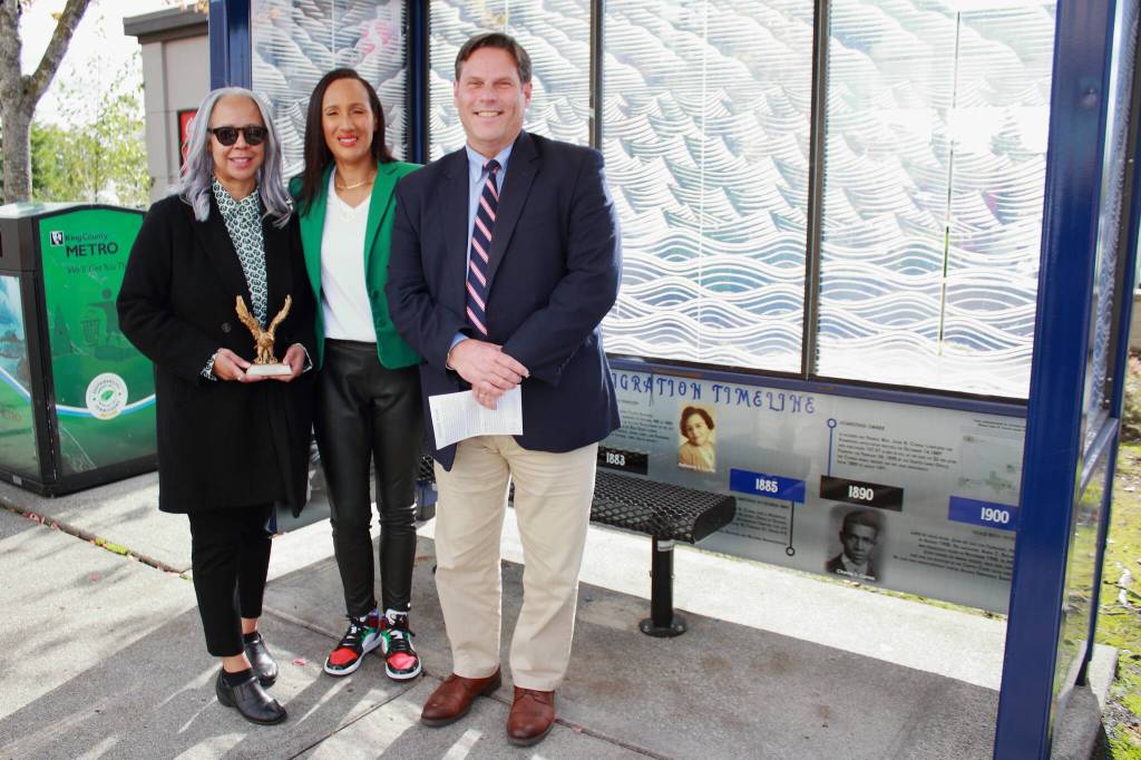 Federal Way Mayor Jim Ferrell stands with great-great-granddaughter Maisha Barnett of the Connas and great-great-granddaughter Ghanya C. Thomas at the bus stop mural dedication in 2023. Photo by Keelin Everly-Lang / the Mirror