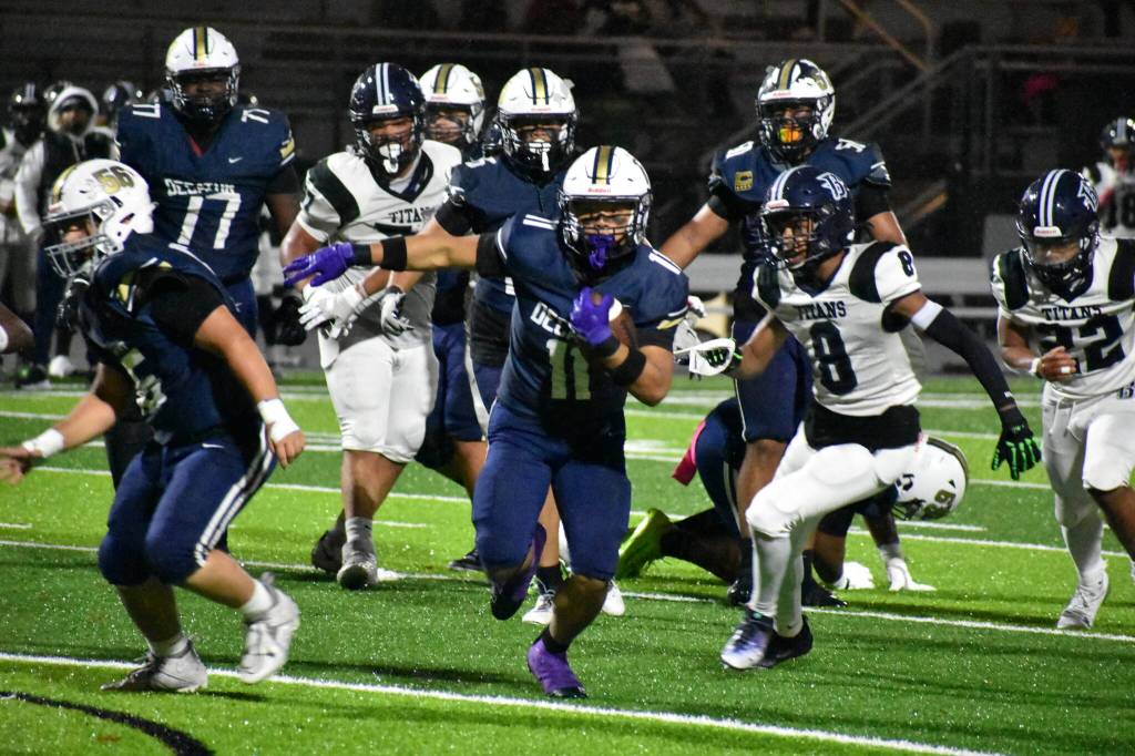 Decatur running back Devin James Caoagdan faces down the Titan defense. Ben Ray / The Mirror