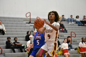 Destini Rogers goes up for a layup for the Raiders against Auburn Mountainview. Ben Ray / The Mirror