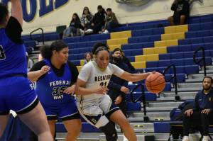 Iyanna Waltar drives to the basket against Federal Way. Ben Ray / The Mirror
