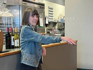 During the Federal Way Mirrors Hot off the Presses event April 8 at Poverty Bay Cafe, local resident Margaret Reyhner talks about her history of advocating for fellow community members who live on Steel Lake. She has lived on the lake with her husband for about 52 years. Photo by Andy Hobbs/the Mirror