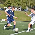 Todd Beamer sophomore David Lvutin makes a pass against Enumclaw. Ben Ray / The Mirror