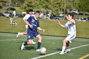 Todd Beamer sophomore David Lvutin makes a pass against Enumclaw. Ben Ray / The Mirror