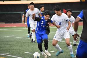 Juan Morales Zavalza shielded away from the ball my Kent-Meridians Irving Baca Silva. Ben Ray / The Mirror