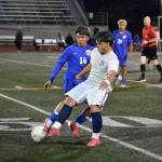 Decatur makes a pass against Auburn Mountainview. Ben Ray / The Mirror