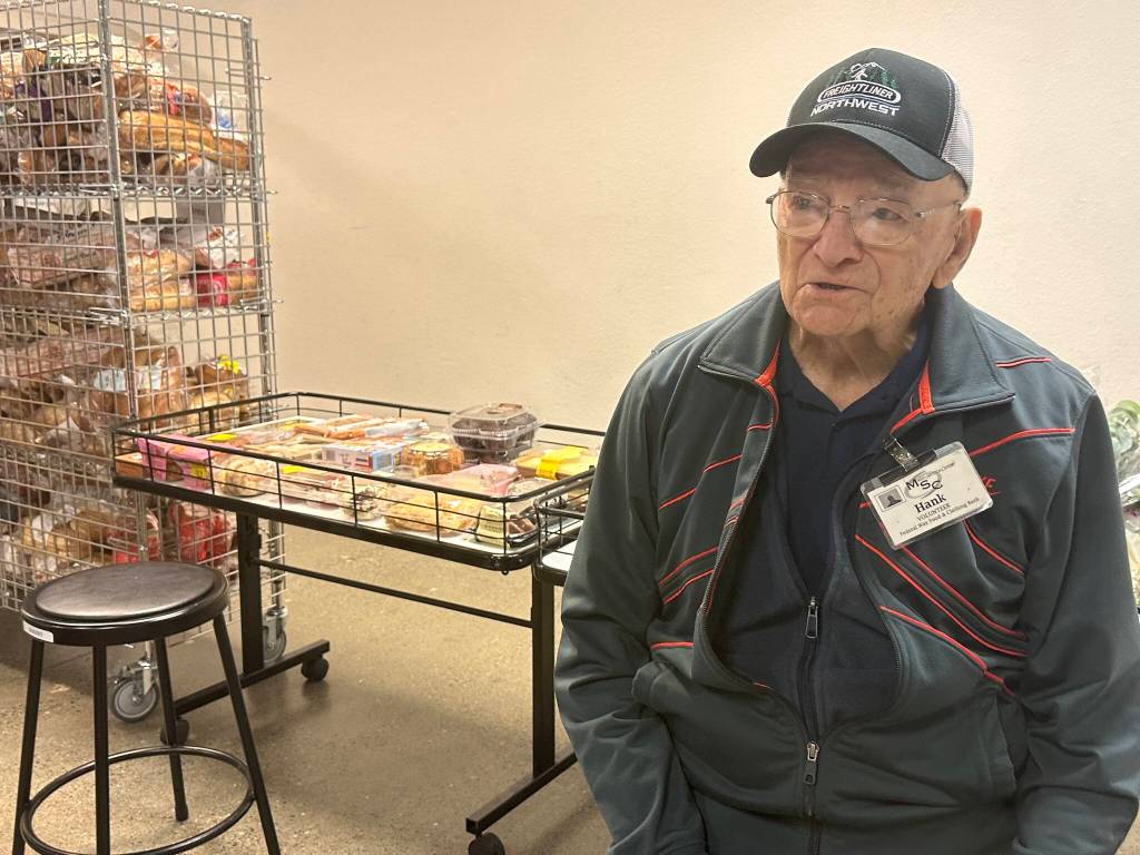 Henry Lazzar volunteering at the Multi-Service Center Food Bank. Photo by Joshua Solorzano/The Mirror