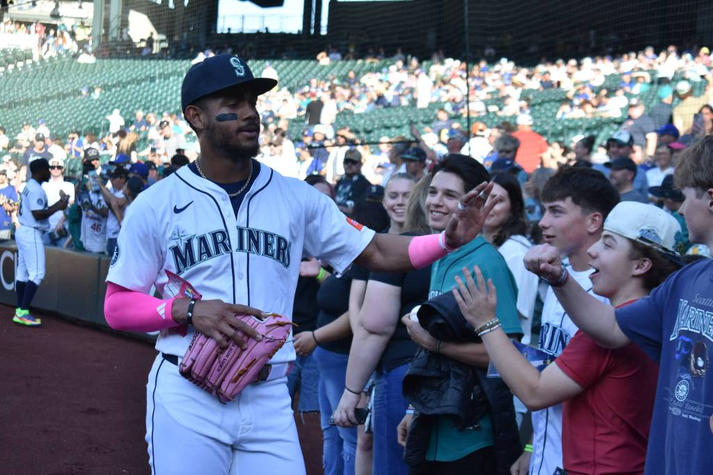 Julio Rodriguez shakes hands of Thomas Jefferson High School athletes before the game on May 28. Ben Ray / The Mirror