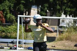 Sophomore Antoine Williams Jr. makes a pass during a drill at Decatur. Ben Ray / The Mirror