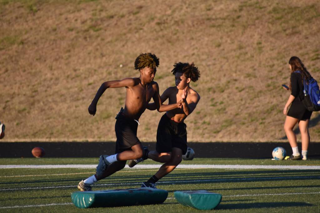 Jayden Rogers (right) defends a wide receiver in a drill. Alexis Phung / For the Reporter