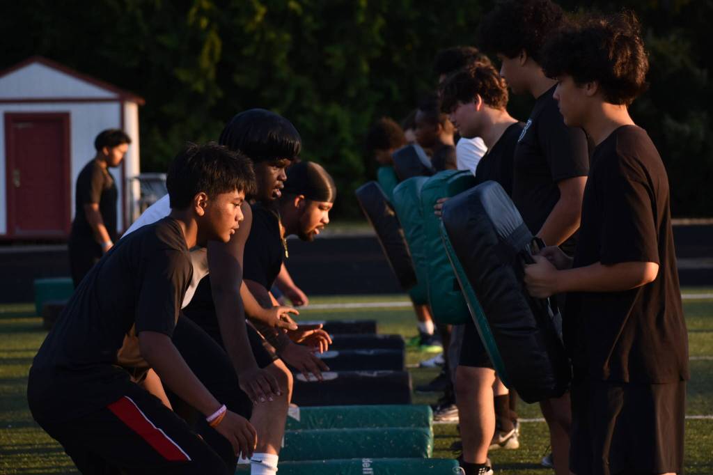 Todd Beamer players line up for tackling drills. Alexis Phung / For the Reporter