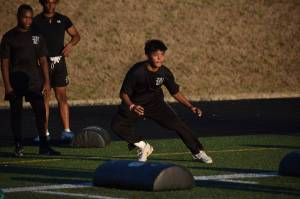 Todd Beamer players work on their agility during fall camp. Alexis Phung / For the Reporter