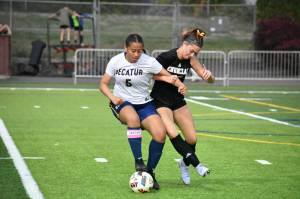 Amani Hussen controls the ball against Enumclaw. Ben Ray / The Mirror