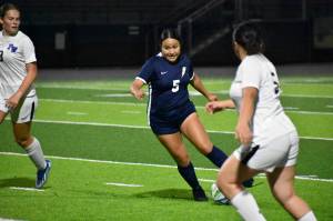 Karen Estrada dribbles the ball against Federal Way. Ben Ray / The Mirror